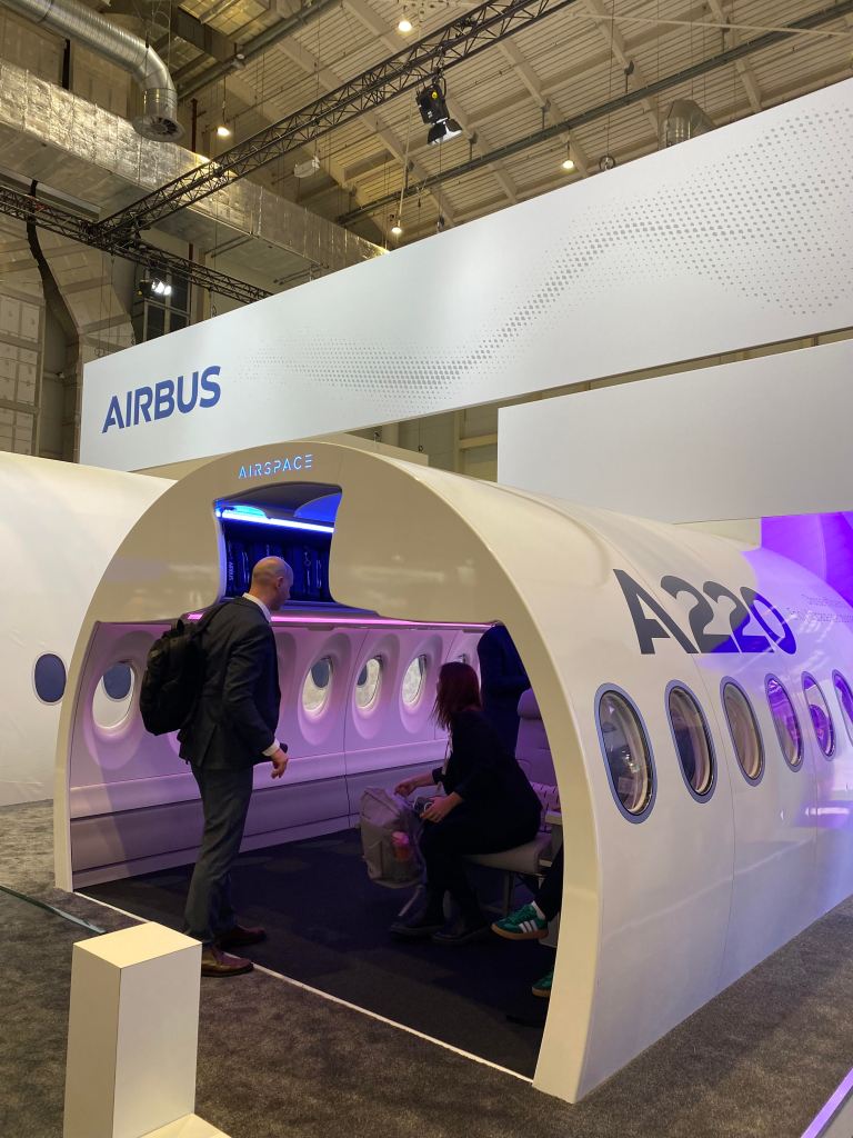 Переводчик на выставке в Гамбурге 